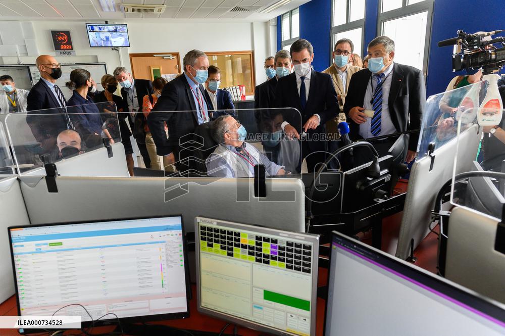Olivier Veran Visits The Regulation Room Of The SAMU At Necker
