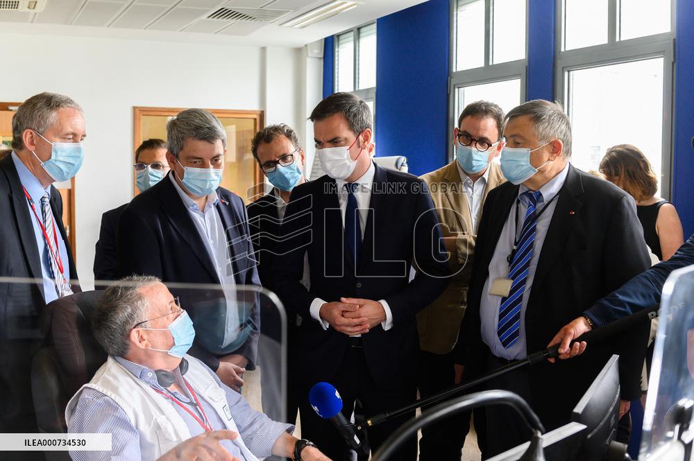 Olivier Veran Visits The Regulation Room Of The SAMU At Necker