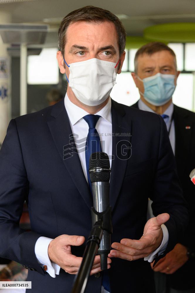 Olivier Veran Visits The Regulation Room Of The SAMU At Necker