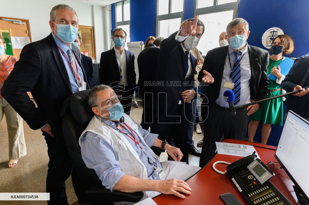 Olivier Veran Visits The Regulation Room Of The SAMU At Necker