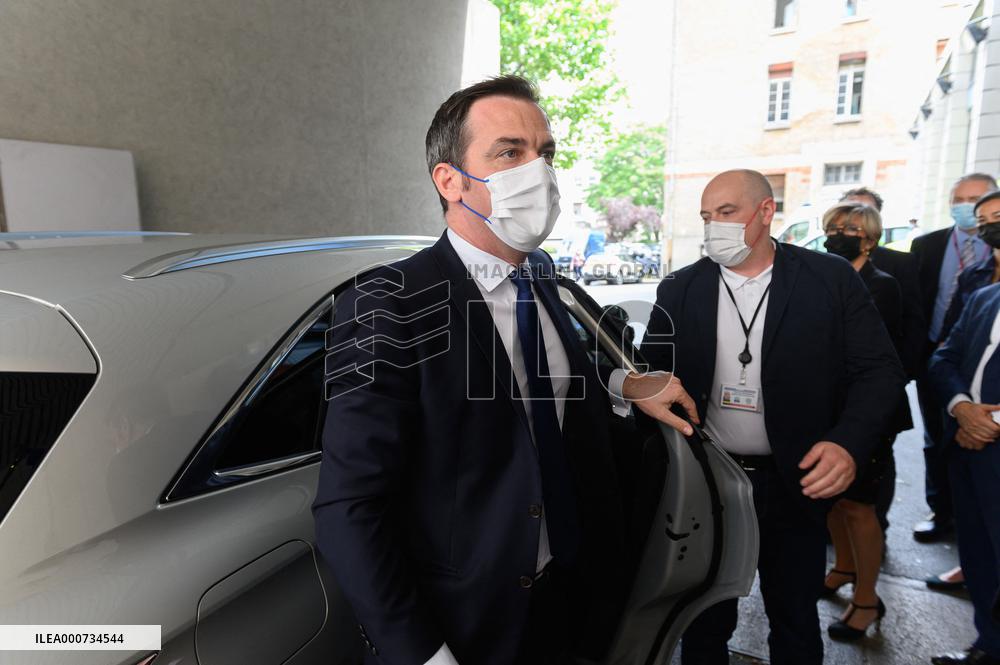 Olivier Veran Visits The Regulation Room Of The SAMU At Necker