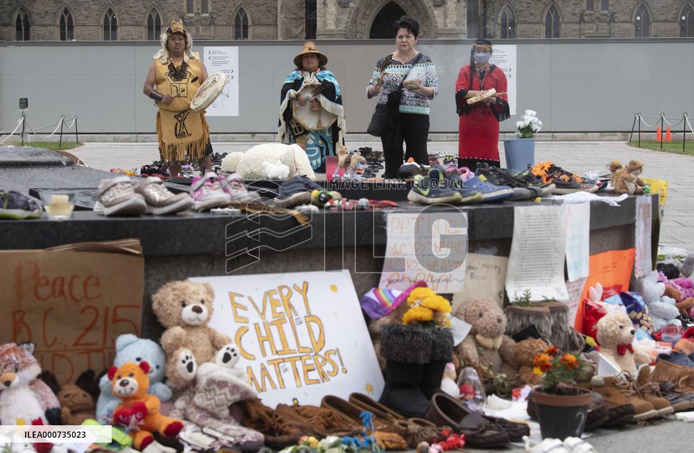 Canada Mourns 215 Children - Ottawa