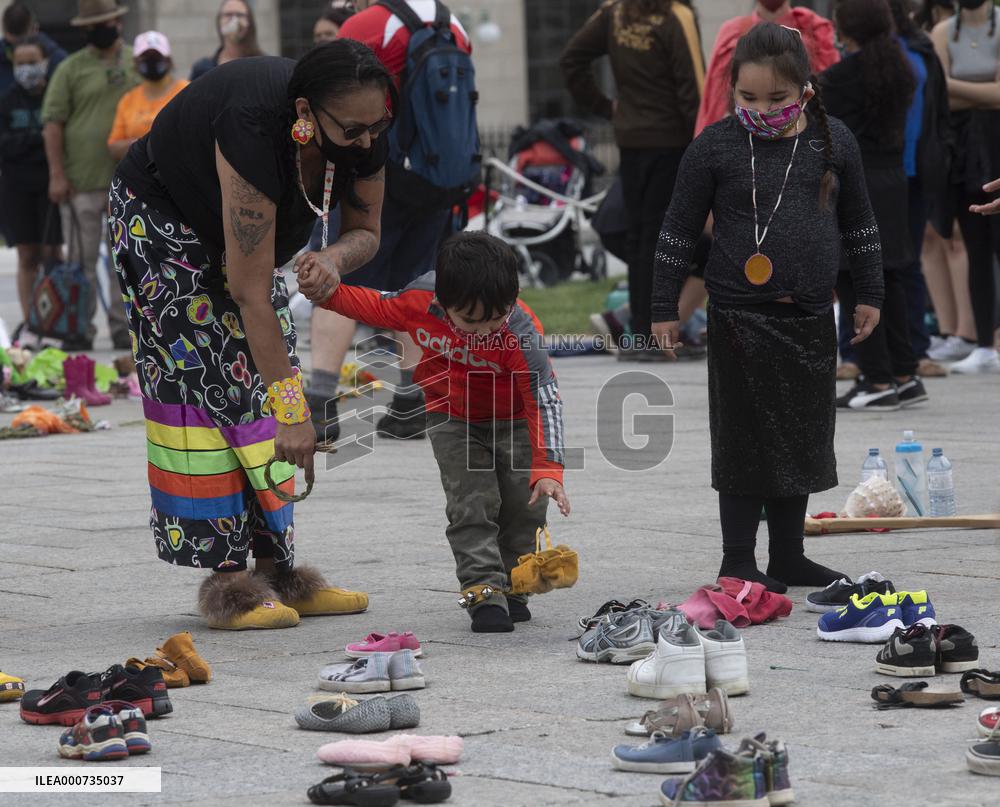 Canada Mourns 215 Children - Ottawa