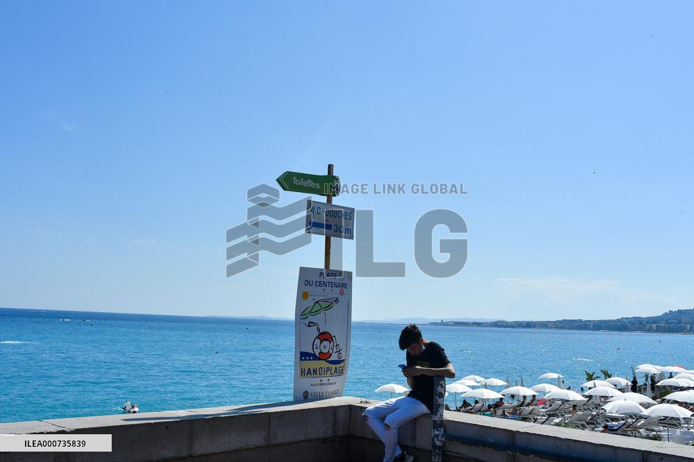Atmosphere in Promenade des Anglais - Nice
