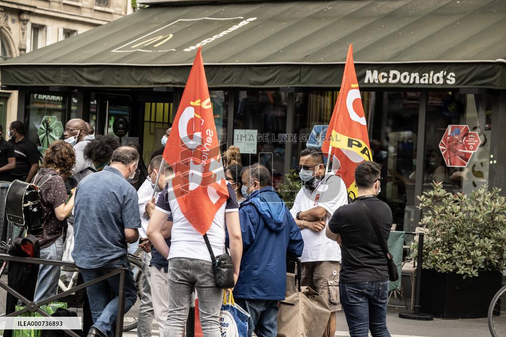 Protest in front of McDonald's restaurant - Paris