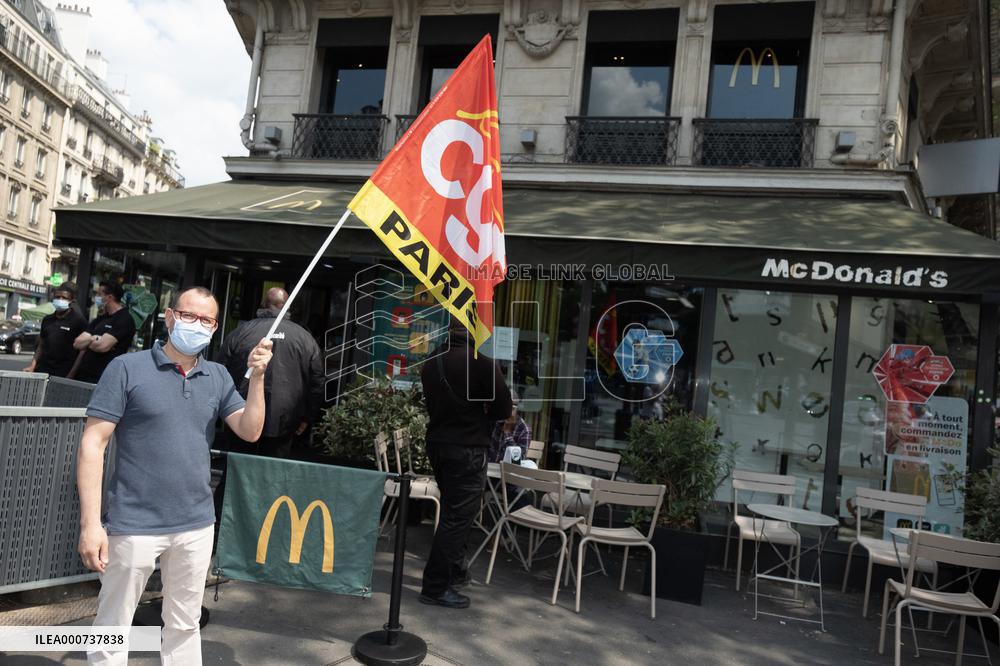 Protest in front of McDonald's restaurant - Paris