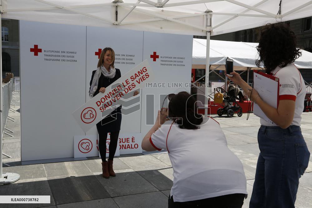 Blood Donation Bus On The Bundesplatz - Bern