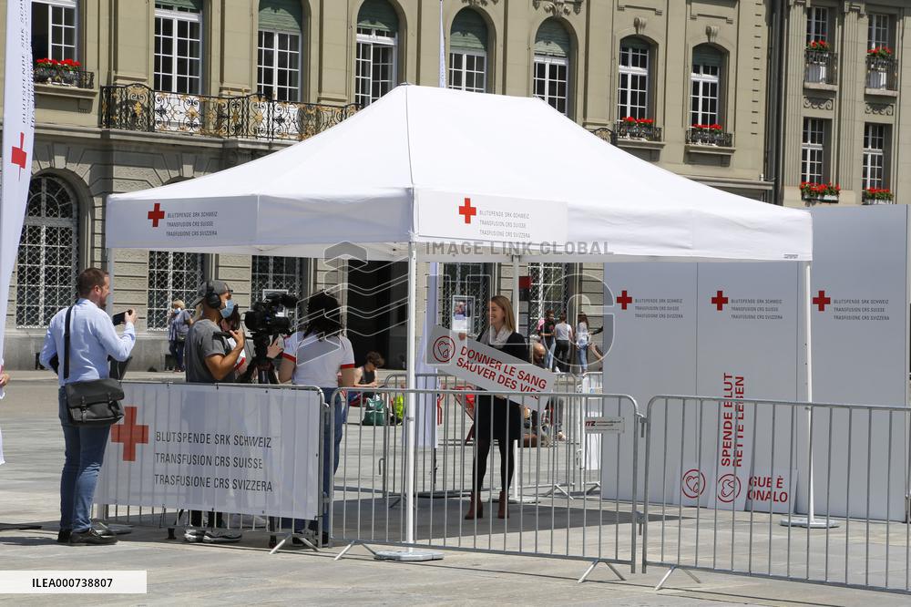 Blood Donation Bus On The Bundesplatz - Bern