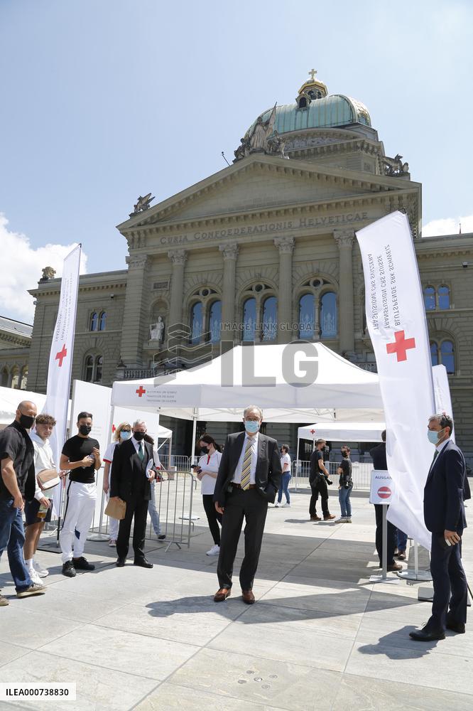Blood Donation Bus On The Bundesplatz - Bern