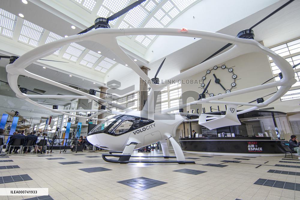 German air taxi Volocity's first flight in Paris