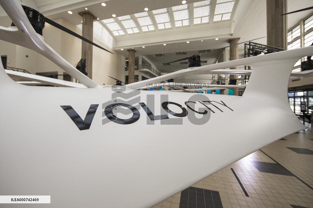 German air taxi Volocity's first flight in Paris