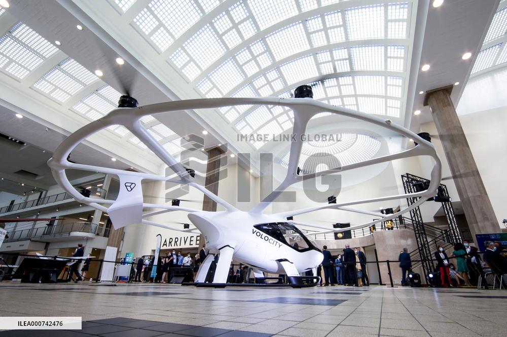 German air taxi Volocity's first flight in Paris