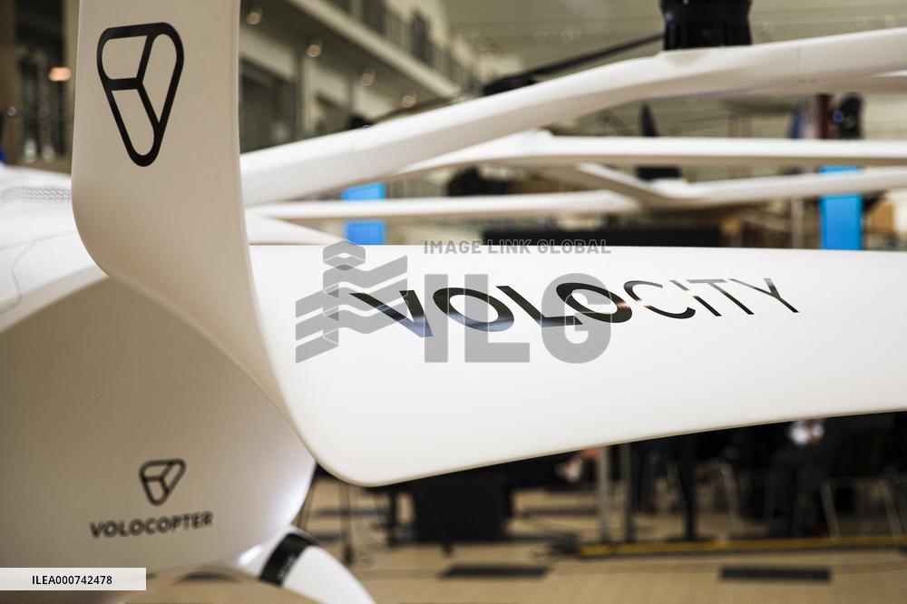 German air taxi Volocity's first flight in Paris