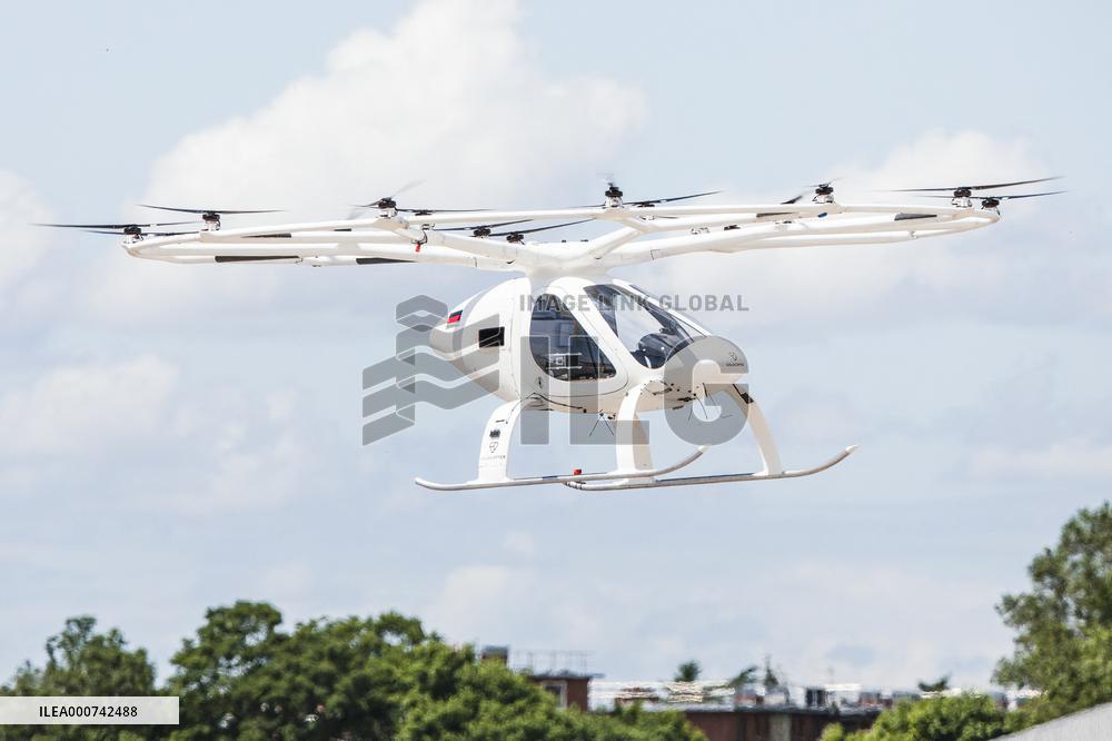 German air taxi Volocity's first flight in Paris