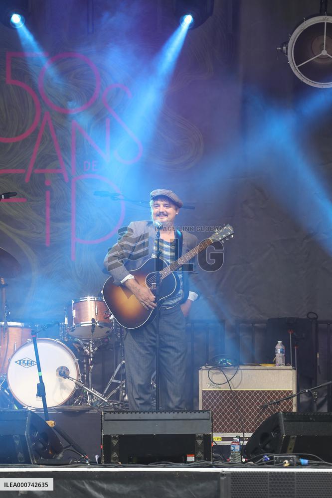 Pete Doherty performs live for Make Music Day - Paris