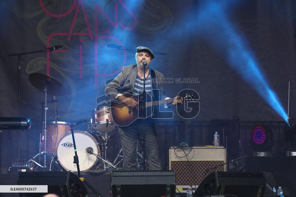 Pete Doherty performs live for Make Music Day - Paris