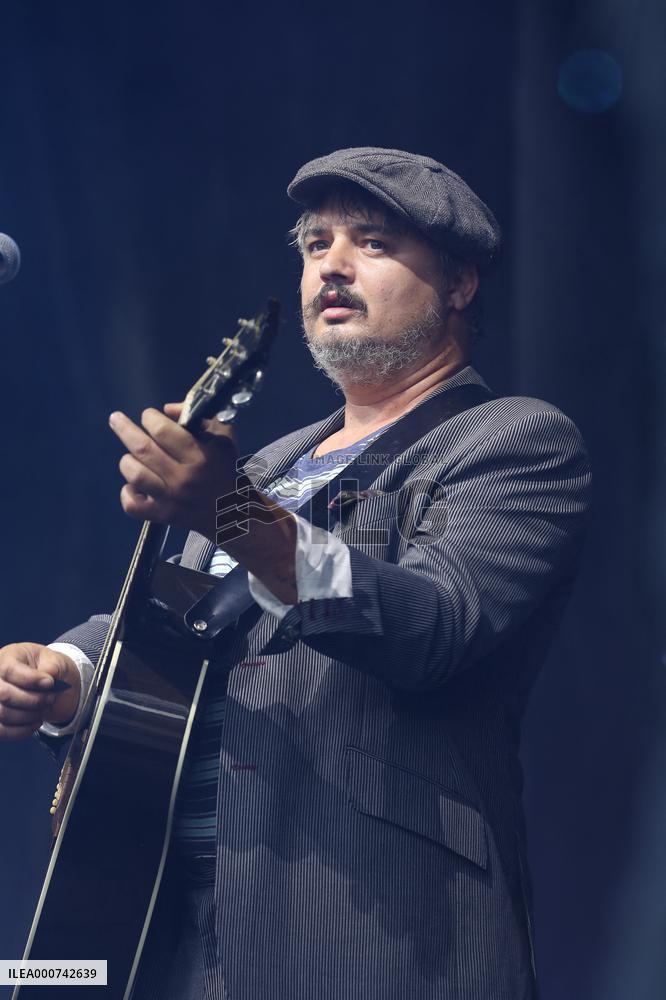 Pete Doherty performs live for Make Music Day - Paris