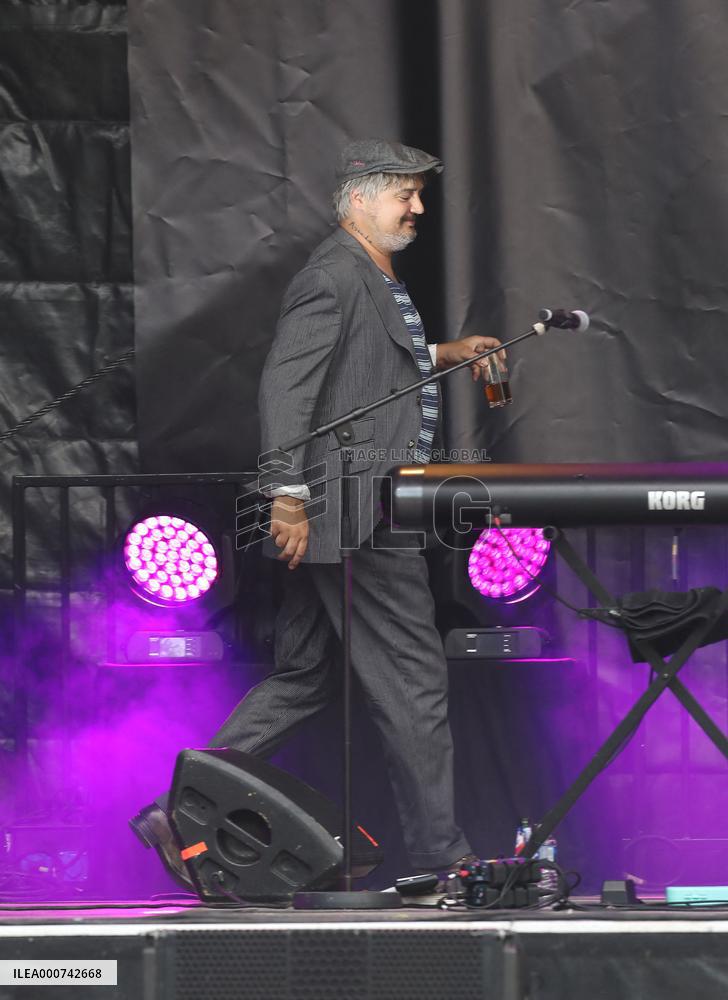 Pete Doherty performs live for Make Music Day - Paris