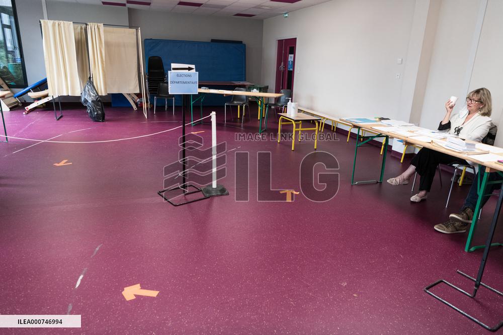 Valerie Pecresse Votes in Velizy-Villacoublay