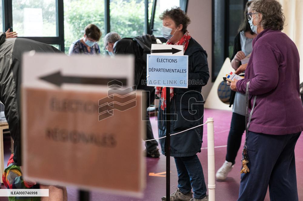 Valerie Pecresse Votes in Velizy-Villacoublay