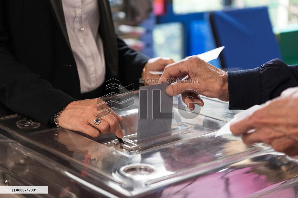 Valerie Pecresse Votes in Velizy-Villacoublay