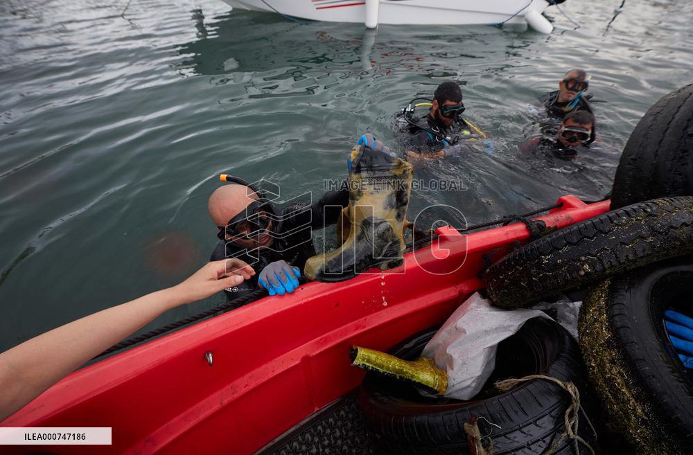 The garbage collectors of the sea - Algiers