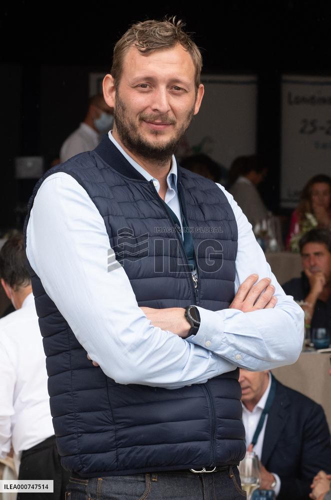 Jumping Eiffel - Paris