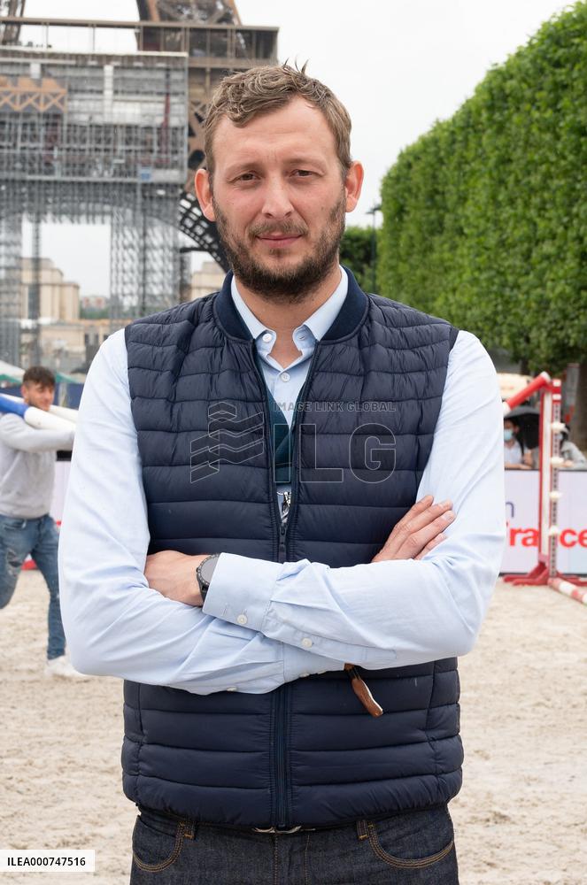 Jumping Eiffel - Paris