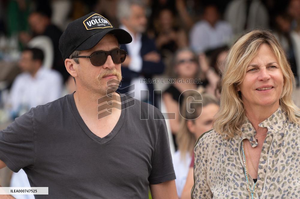 Jumping Eiffel - Paris