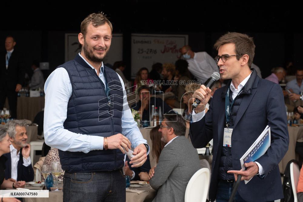 Jumping Eiffel - Paris