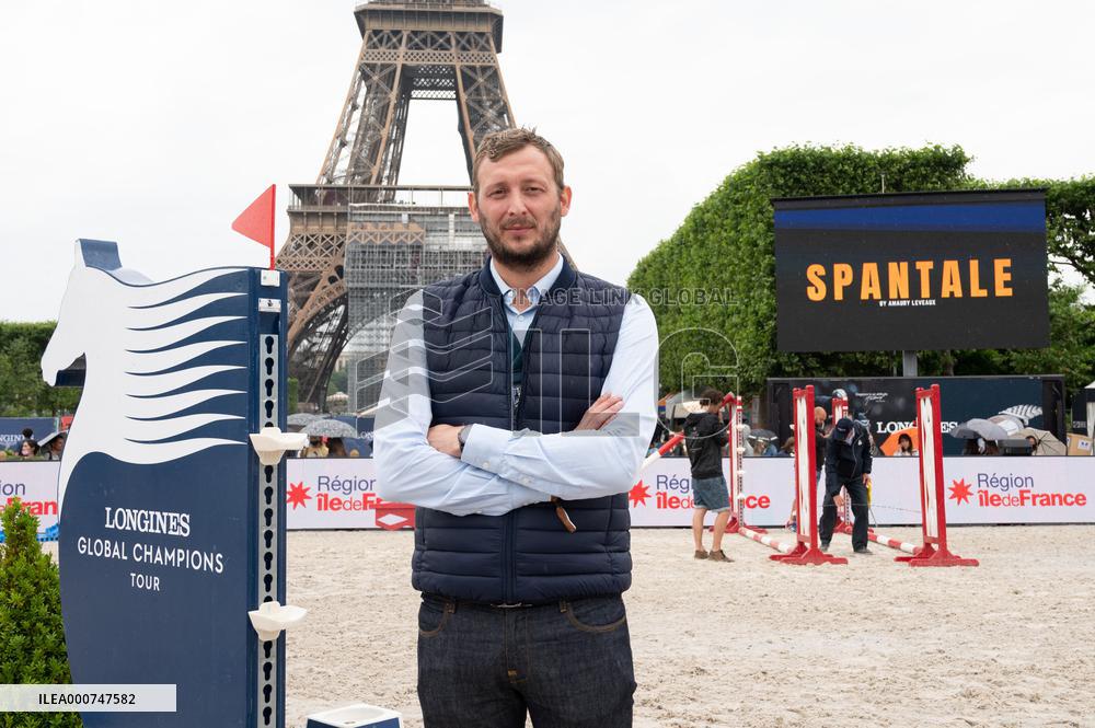 Jumping Eiffel - Paris