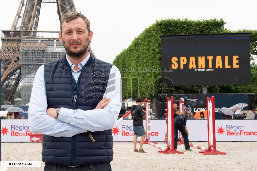 Jumping Eiffel - Paris