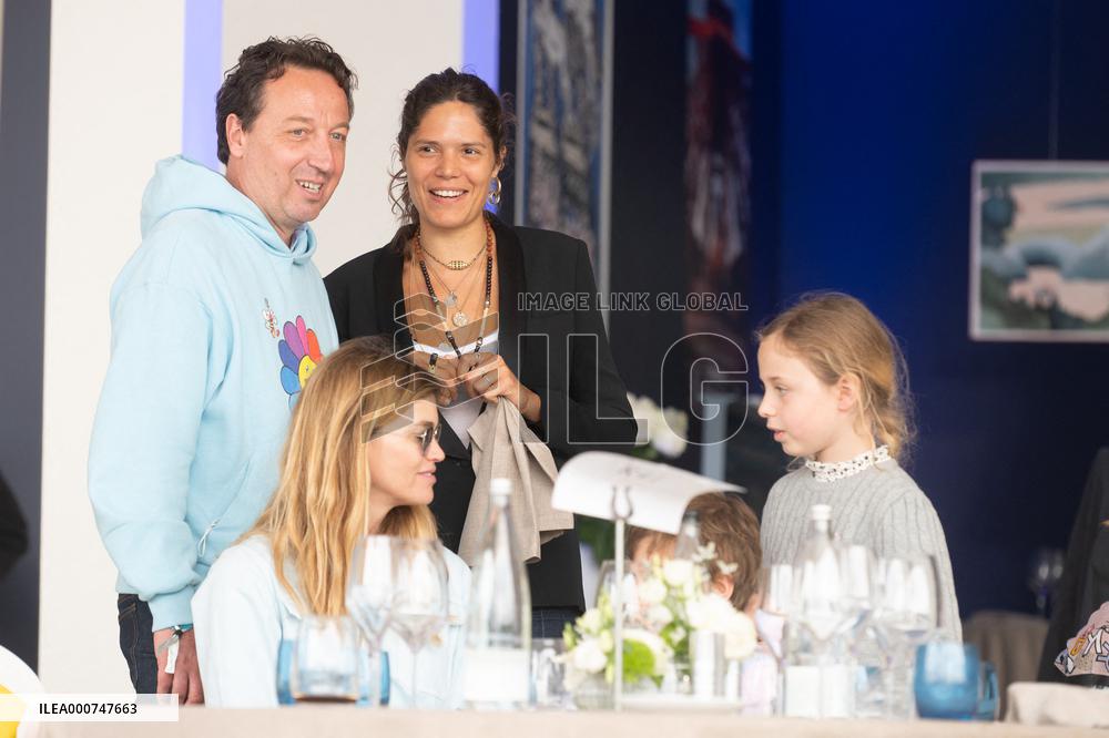 Jumping Eiffel - Paris