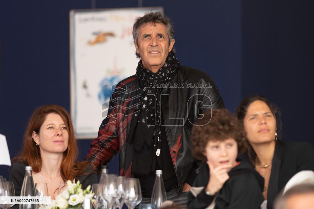 Jumping Eiffel - Paris