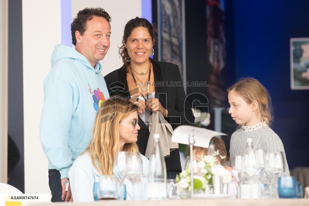 Jumping Eiffel - Paris