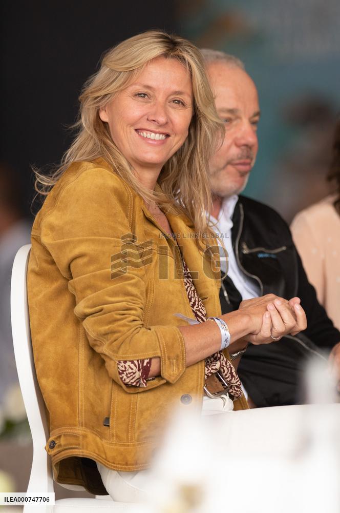 Jumping Eiffel - Paris