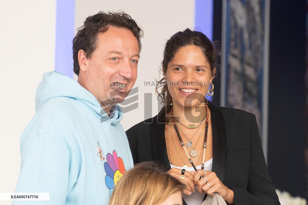 Jumping Eiffel - Paris