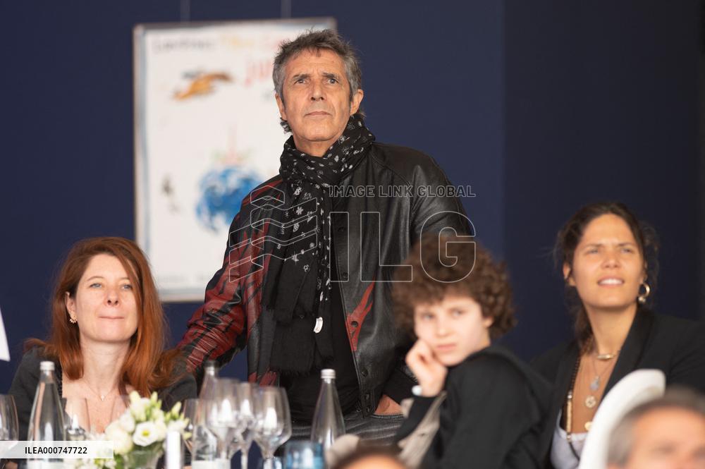 Jumping Eiffel - Paris