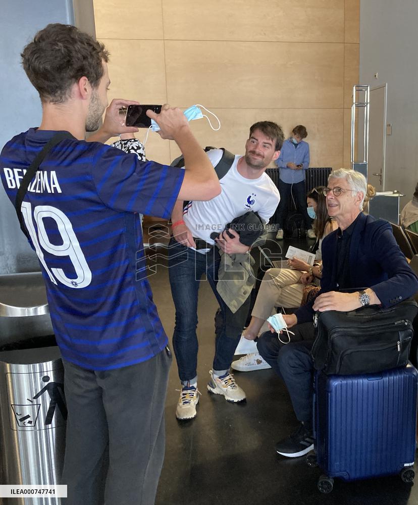 Arsene Wenger At Airport - Zurich