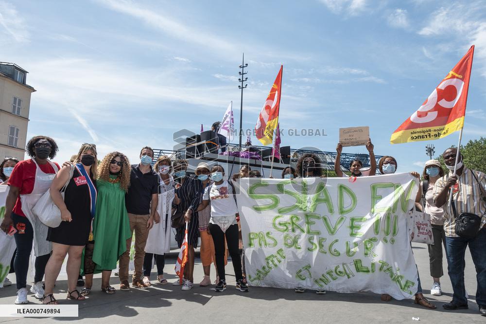 Public service demonstration outside Bercy - Paris