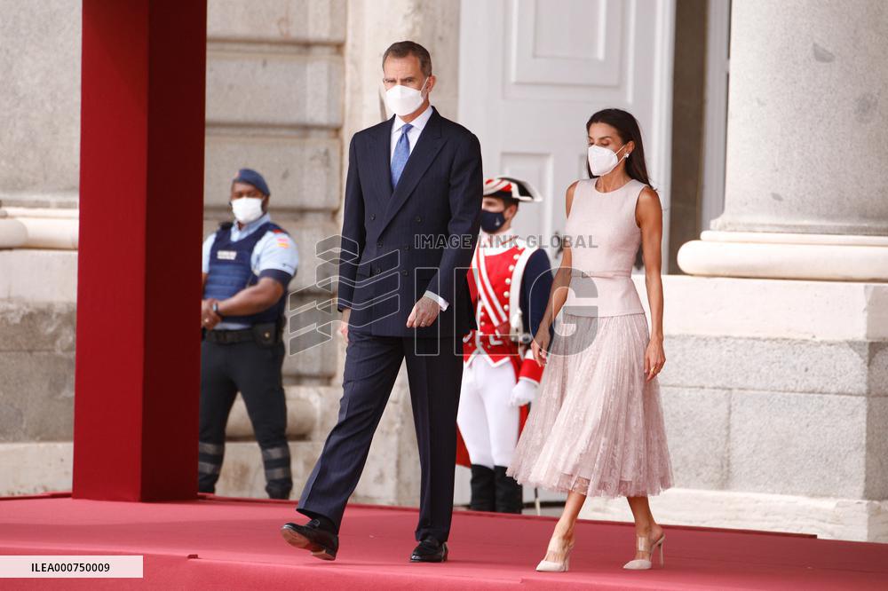 Royals offer an official reception for South Korean President