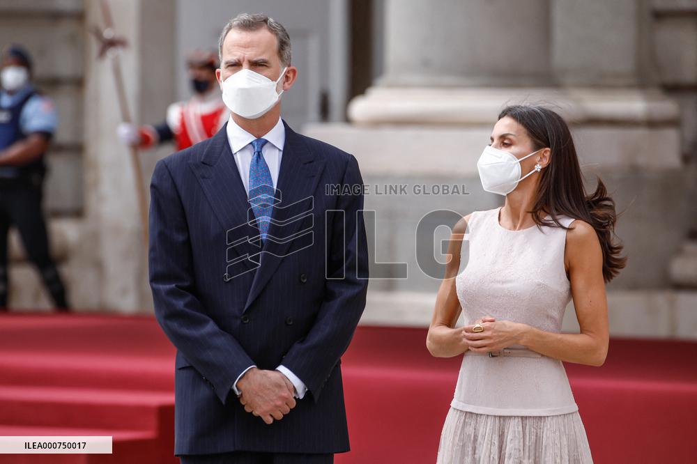 Royals offer an official reception for South Korean President