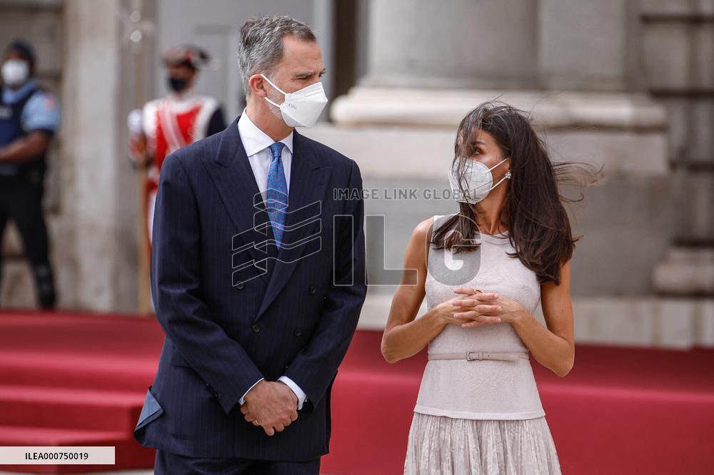 Royals offer an official reception for South Korean President