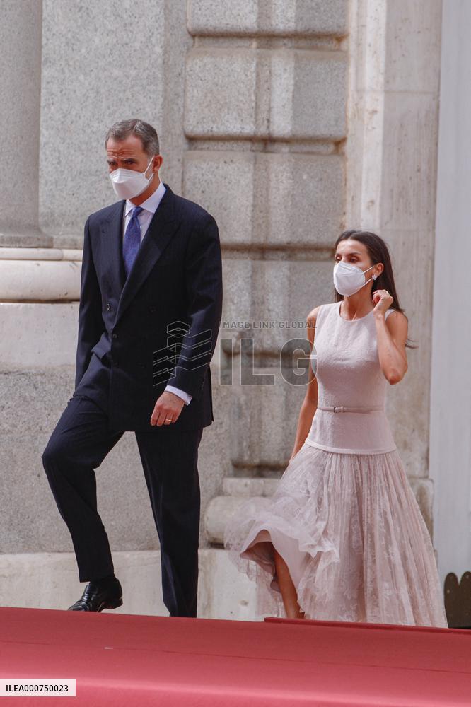 Royals offer an official reception for South Korean President