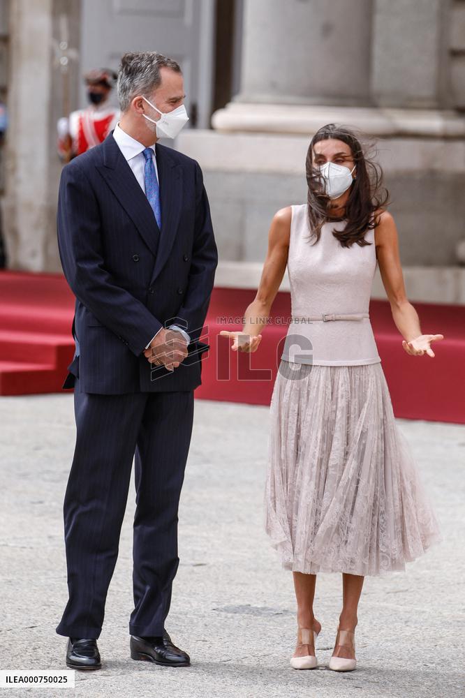 Royals offer an official reception for South Korean President