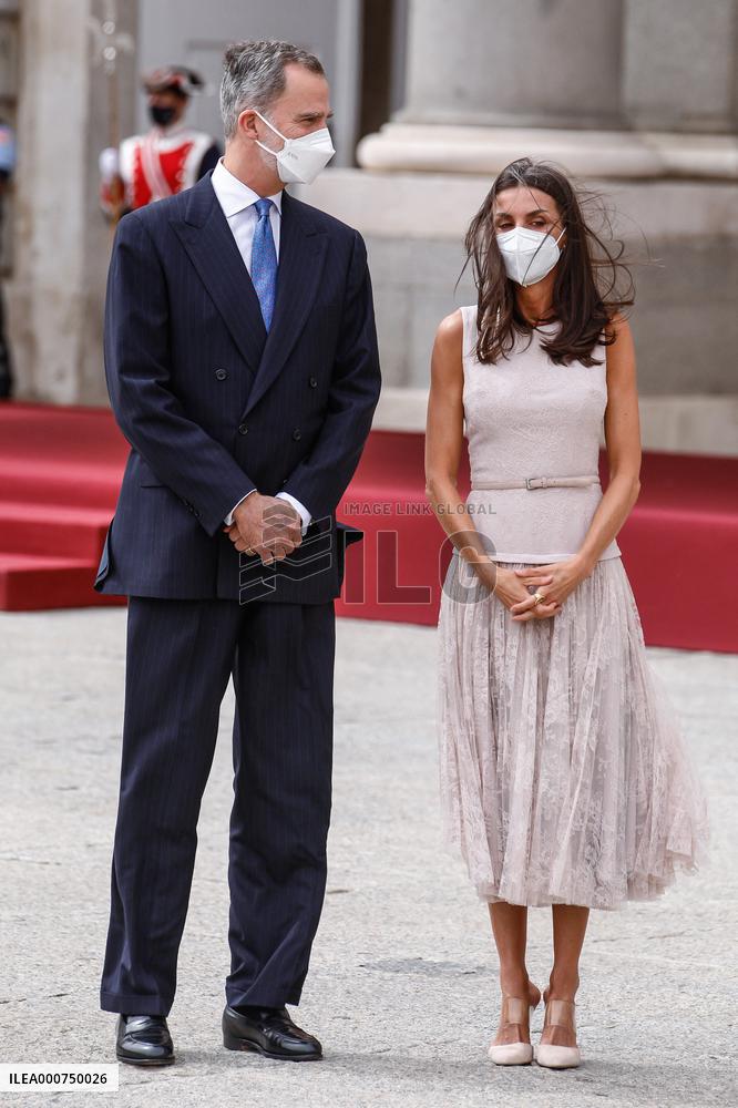 Royals offer an official reception for South Korean President