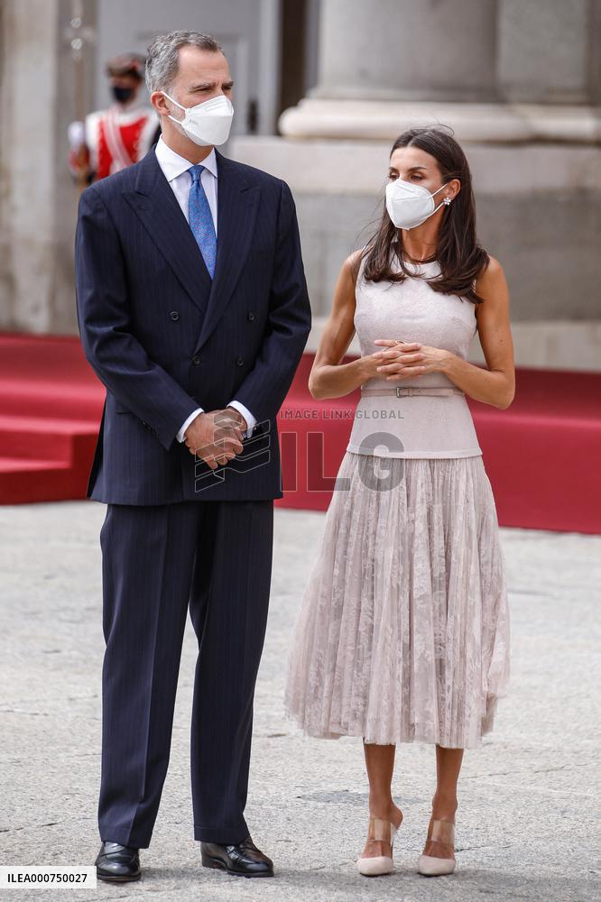 Royals offer an official reception for South Korean President