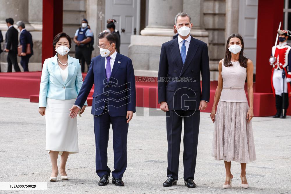 Royals offer an official reception for South Korean President