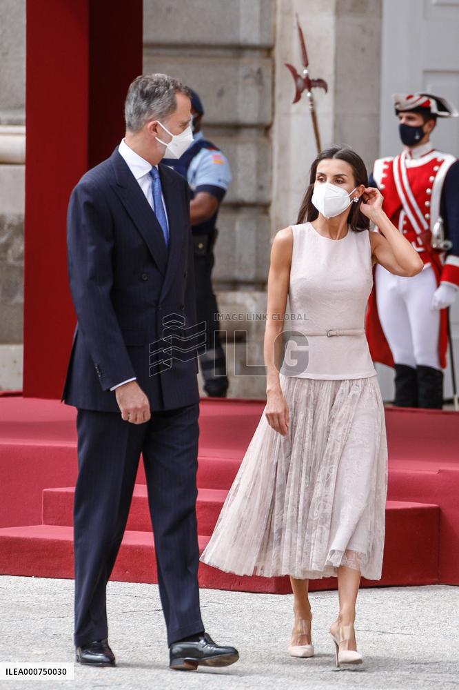 Royals offer an official reception for South Korean President