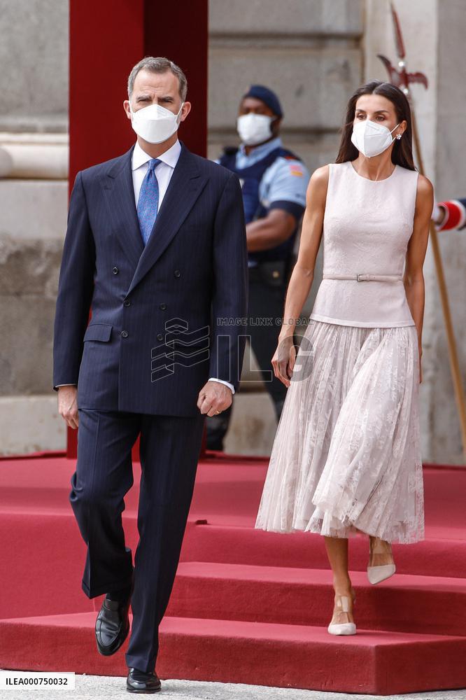 Royals offer an official reception for South Korean President